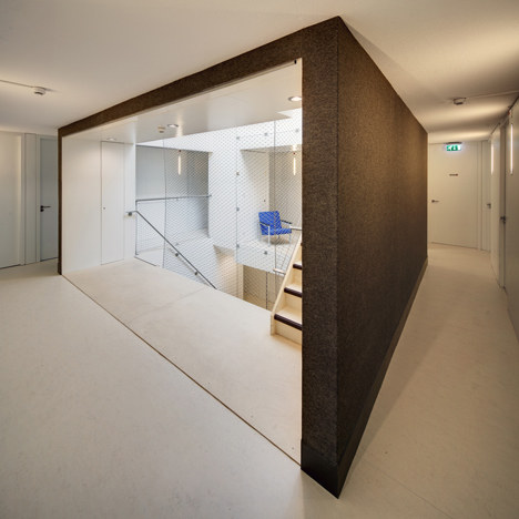 鹿特丹立方体公寓装修改造_dezeen_Renovation-of-Piet-Bloms-Supercube-by-Personal-Architecture_10.jpg