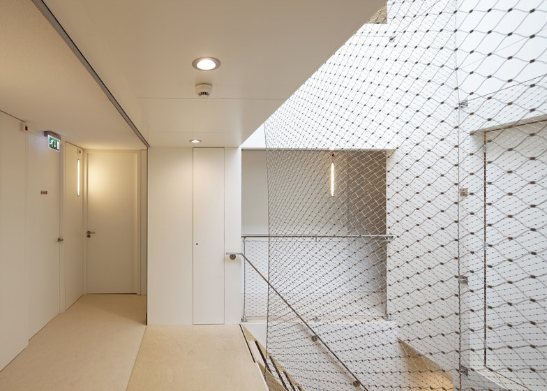 鹿特丹立方体公寓装修改造_dezeen_Renovation-of-Piet-Bloms-Supercube-by-Personal-Architecture_ss_4.jpg