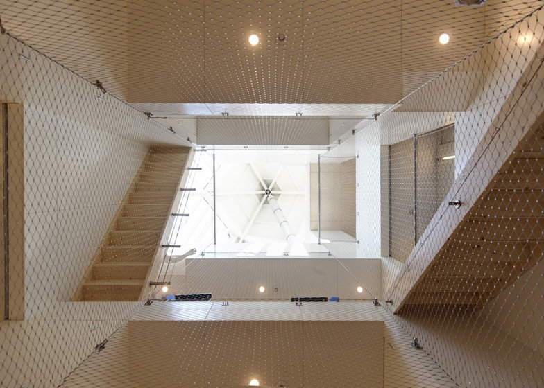 鹿特丹立方体公寓装修改造_dezeen_Renovation-of-Piet-Bloms-Supercube-by-Personal-Architecture_ss_7.jpg