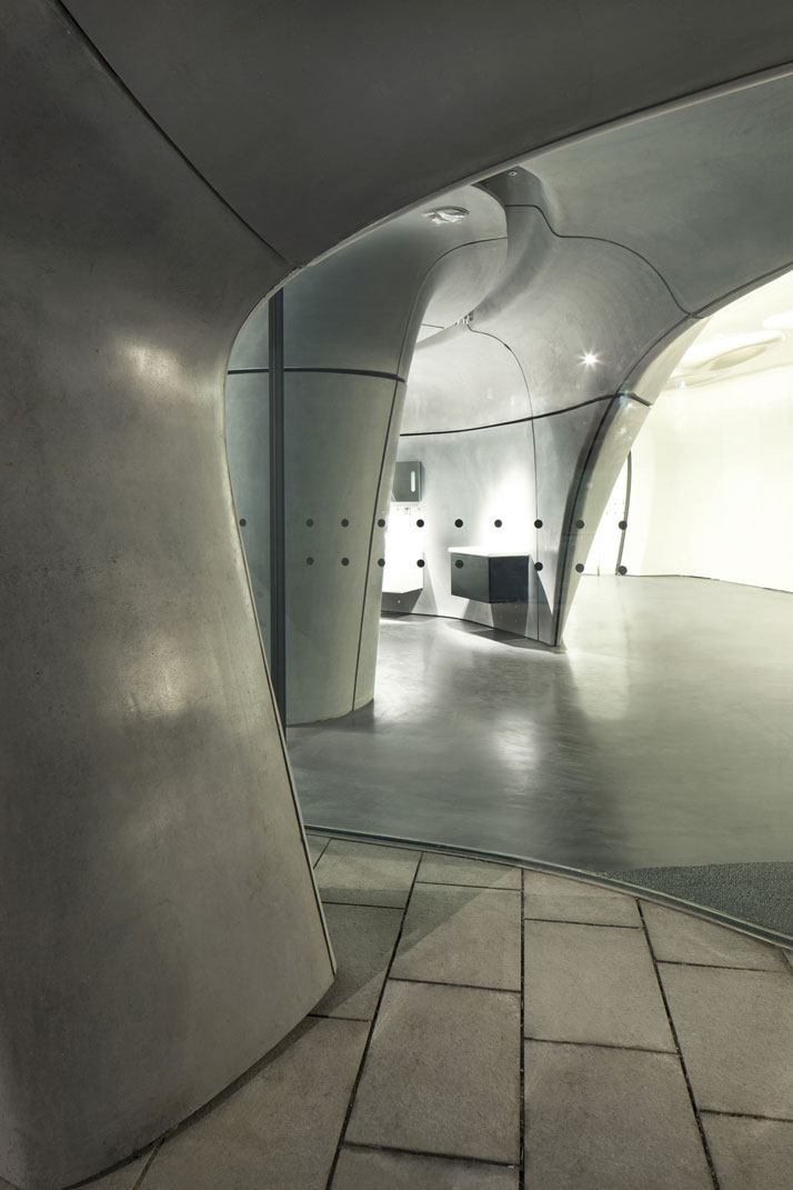 罗卡画廊展示空间（扎哈·哈迪德建筑师事务所设计）_Roca-London-Gallery-Zaha-Hadid-Architects-photo-Luke-Hayes-yatzer-4.jpg