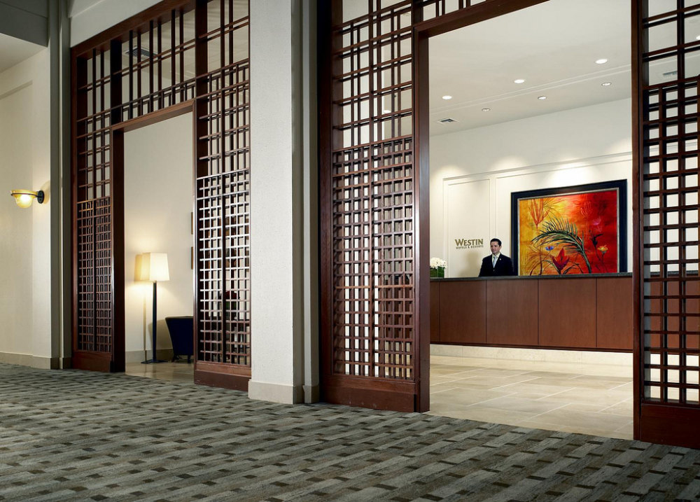 美国帕萨迪纳威斯汀酒店_14)The Westin Pasadena—Front desk with man 拍攝者.jpg