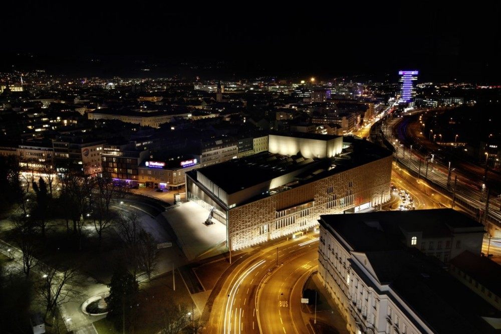 520a860be8e44e8d40000077_opera-house-linz-terry-pawson-architects_mtl_0365-1000x666.jpg