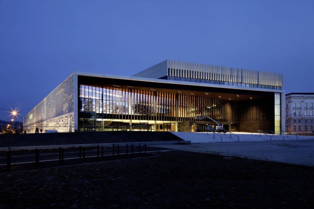 520a8692e8e44e8d4000007e_opera-house-linz-terry-pawson-architects_mtl_nachtaufna.jpg