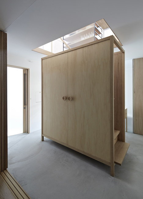 Tato Architects作品--日本前桥市某公寓_dezeen_House-in-Itami-by-Tato-Architects_25.jpg