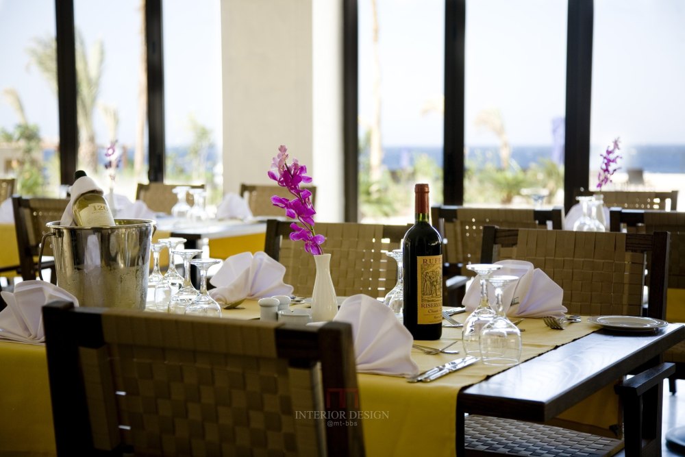 约旦亚喀巴塔拉湾丽笙布鲁酒店 Radisson Blu Tala Bay Resort, Aqaba_29276111-H1-AQJZR - aziab_Table.jpg