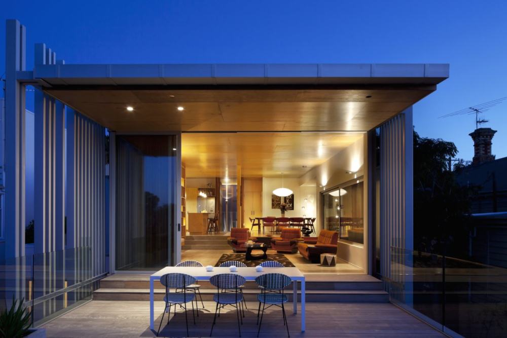 新西兰奥克兰别墅(The Brown Vujcich House)_Outdoor-Dining-Terrace-Glass-Balustrading-1950-60s-Home-in-Auckland.jpg