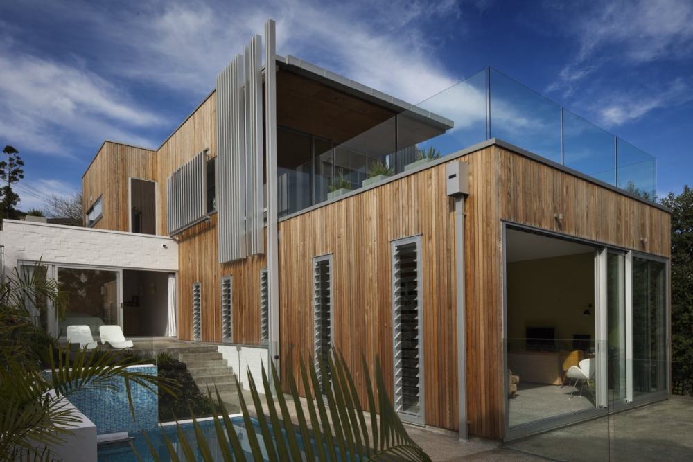 新西兰奥克兰别墅(The Brown Vujcich House)_Wood-Cladding-Glass-Balustrading-1950-60s-Home-in-Auckland.jpg