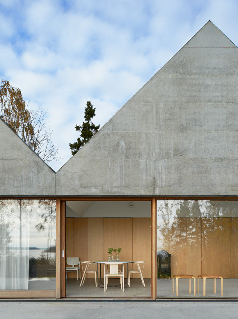 混凝土坡屋顶夏日住宅_tham-and-videgard-summer-house-lagno-designboom05.jpg