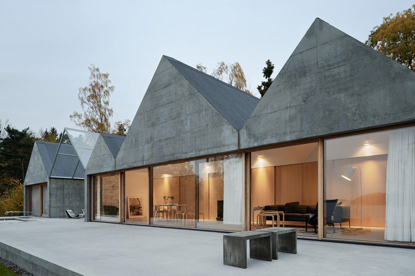 混凝土坡屋顶夏日住宅_tham-and-videgard-summer-house-lagno-designboom07.jpg