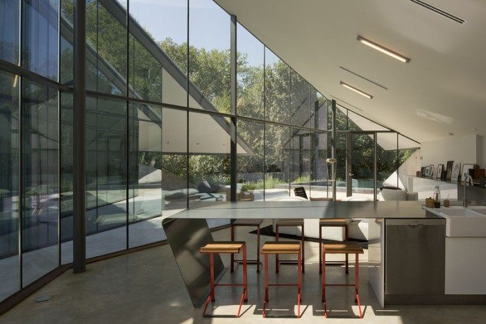 遗失的角落--Edgeland House Returns to the Earth_angled-roof-modern-kitchen-dinging-pit-house-700x467.jpeg