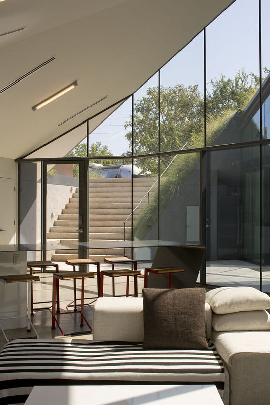 contrasing-earthy-soft-furnishings-pit-house.jpeg