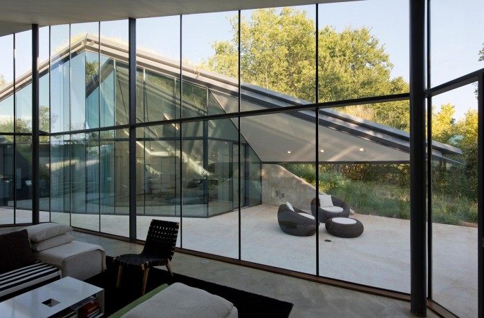 glass-paneled-twin-living-outdoor-setting-700x461.jpeg