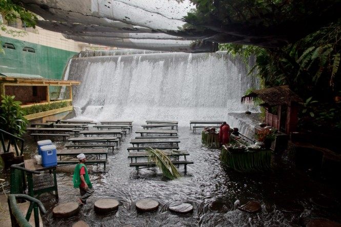 国外设计 -Alvin Grassi埃文.格拉斯_Villa-Escudero-Restaurant-in-river-665x443.jpeg