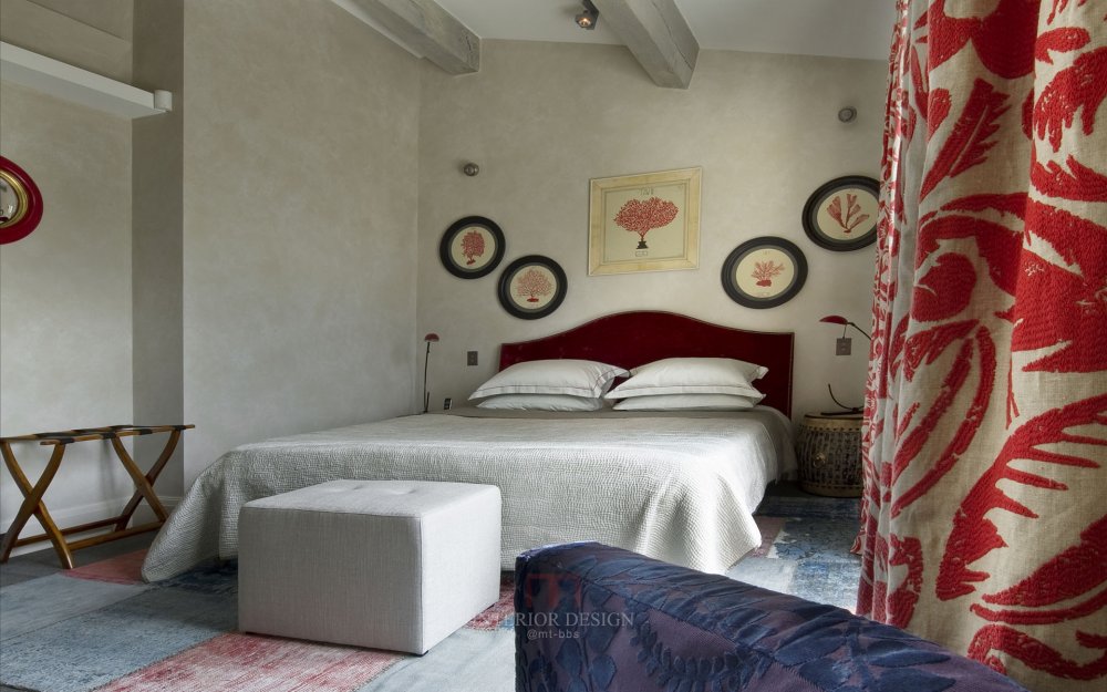 St.Tropez的豪华别墅，半岛_muted-bedroom-red-coral-accents.jpg