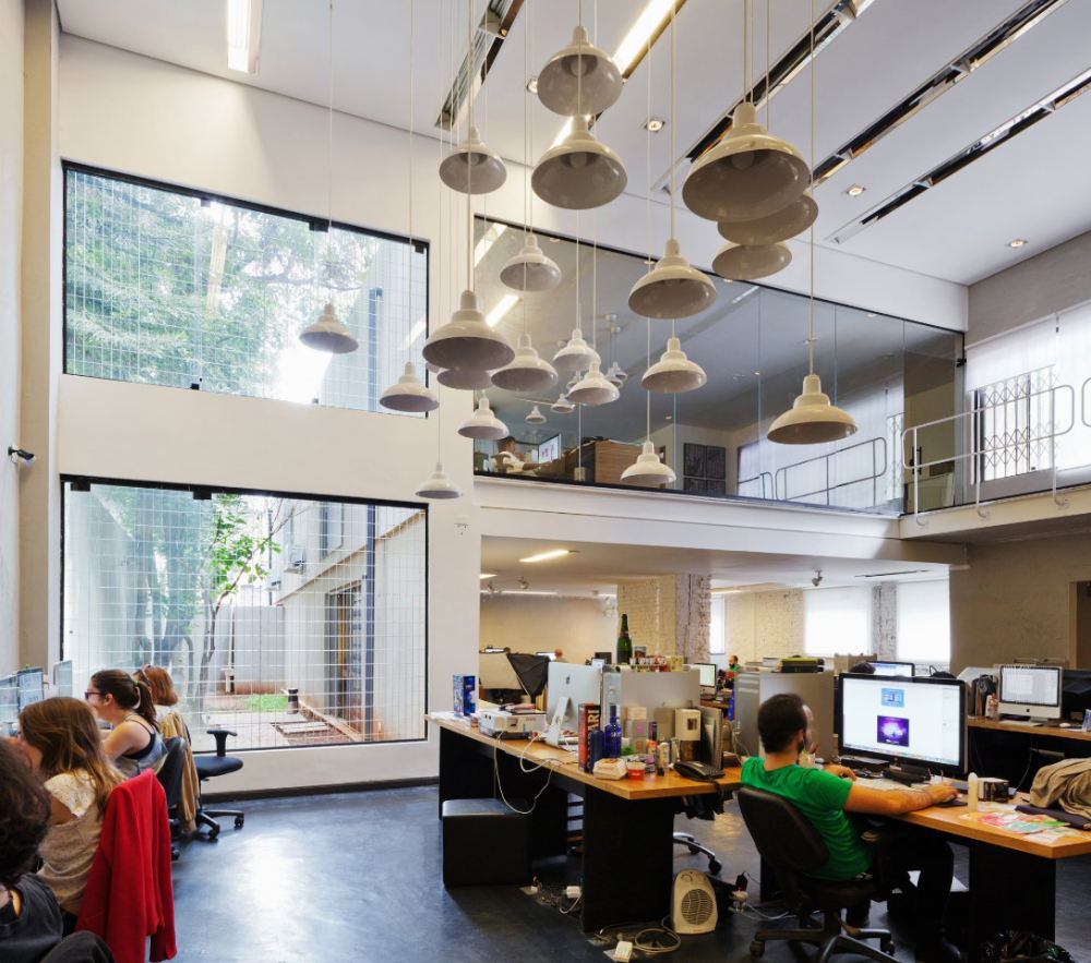 老建筑时尚变身 Casa Rex office跨越世纪的办公室_挑高的空间与大开窗的设计让室内充分利用自然采光，开放感十足