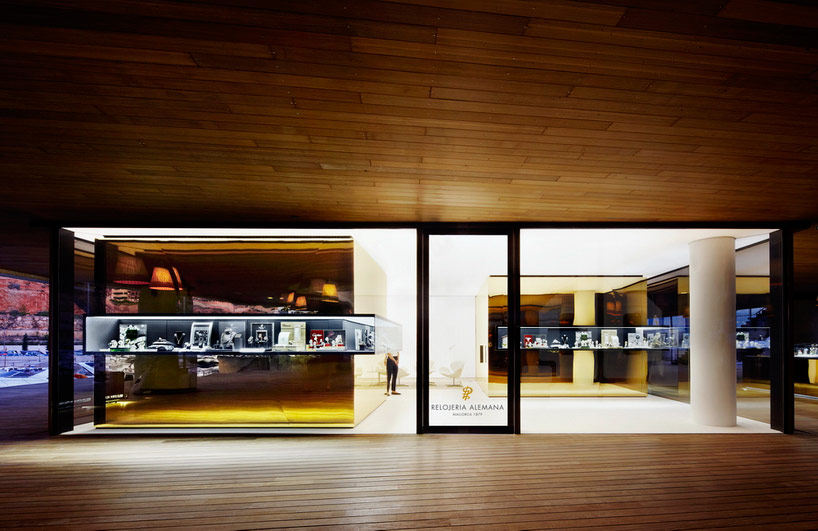 珠宝店 OHLAB distorts precious boxes for jewelry store in mallorca_OHLAB-relojeria-alemana-jewelry-store-designboom02.jpg