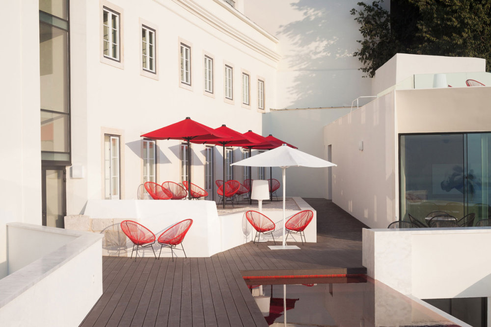 葡萄牙里斯本阿法玛-The Memmo Alfama_Outdoor-Living-Wood-Deck-Boutique-Hotel-Alfama-Lisbon.jpg