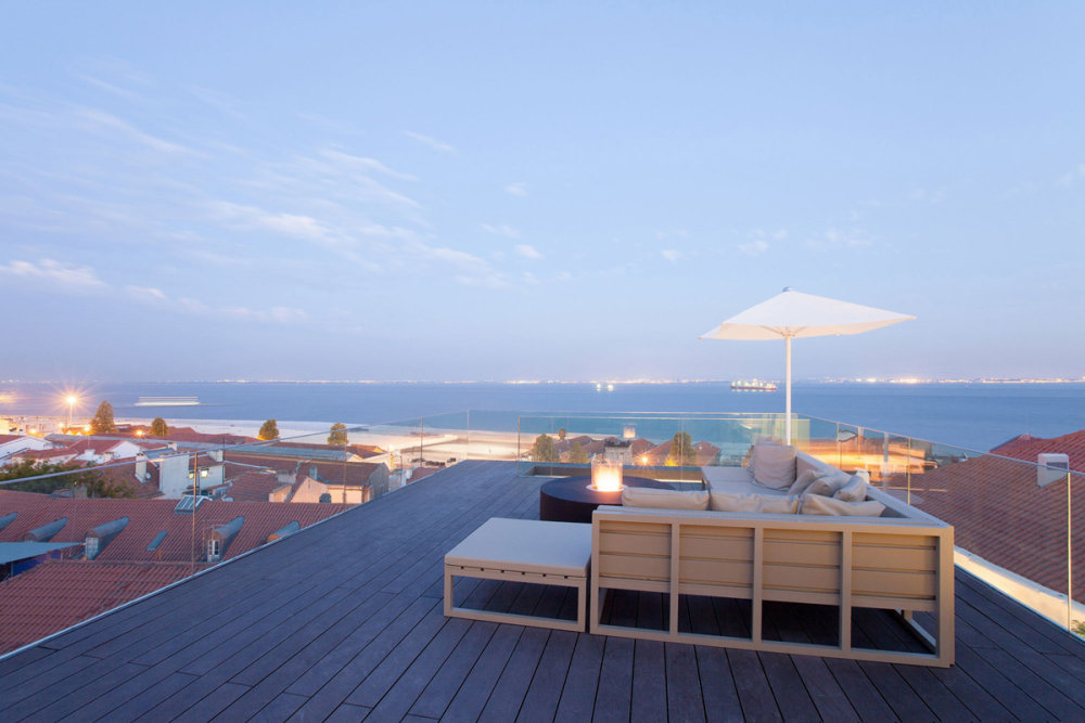 葡萄牙里斯本阿法玛-The Memmo Alfama_Roof-Terrace-River-Views-Sofa-lighting-Boutique-Hotel-Alfama-Lisbon.jpg