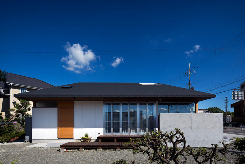 container-design-black-roof-house-designboom-03.jpg