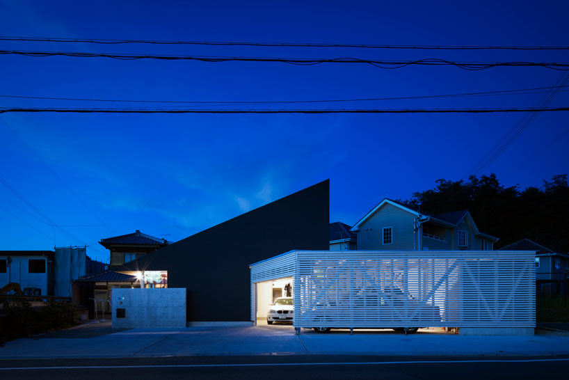 container-design-black-roof-house-designboom-09.jpg