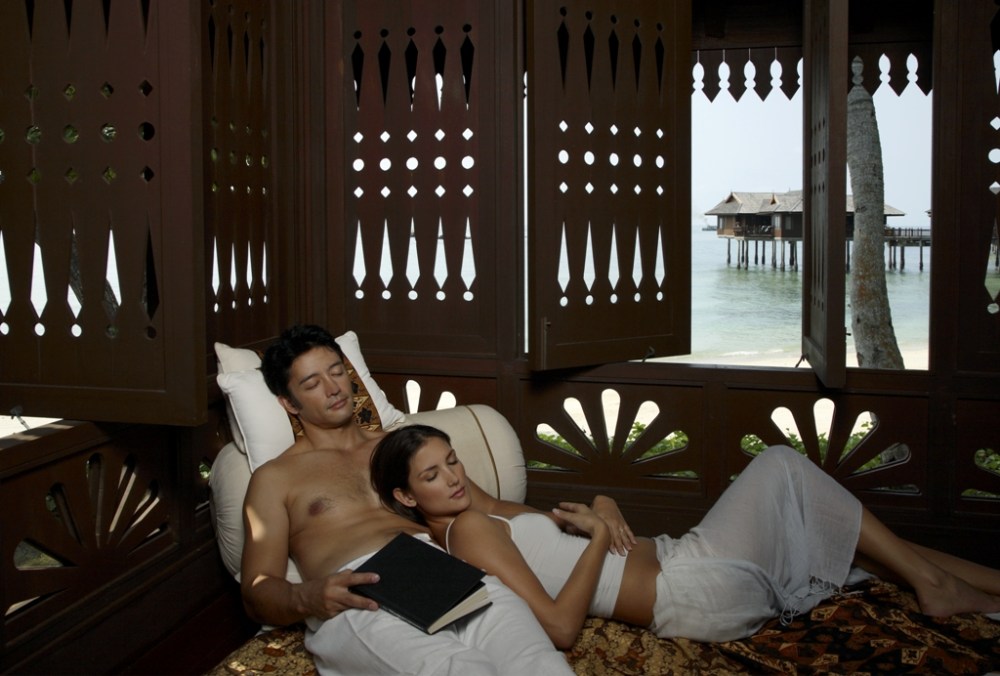 马来西亚邦咯岛绿中海度假村 Pangkor Laut Resort_27998304-H1-Couple relaxing in the Nap Gazebo 01 resized.jpg