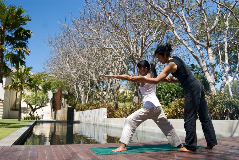 巴厘岛贝拉度假村(官方摄影) The Bale_27928112-H1-Private Yoga Class at Main Plaza.jpg