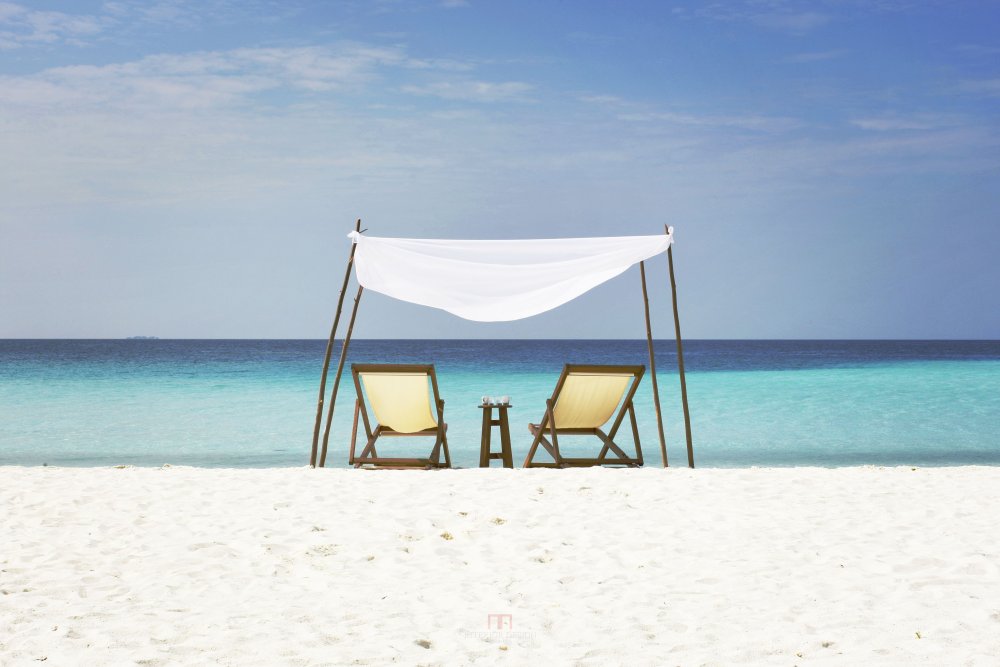 马尔代夫维拉沙鲁岛度假村 Velassaru Maldives_27967747-H1-Beach Chairs.jpg