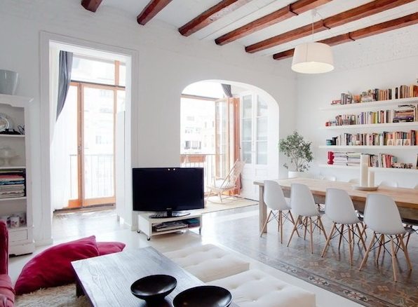 美丽的巴塞罗那风格平层住宅_Beautiful-Barcelona-Flat-With-Art-Filled-Style-1.jpg