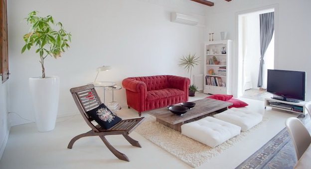 美丽的巴塞罗那风格平层住宅_Beautiful-Barcelona-Flat-With-Art-Filled-Style-5.jpg