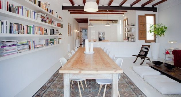 美丽的巴塞罗那风格平层住宅_Beautiful-Barcelona-Flat-With-Art-Filled-Style-6.jpg