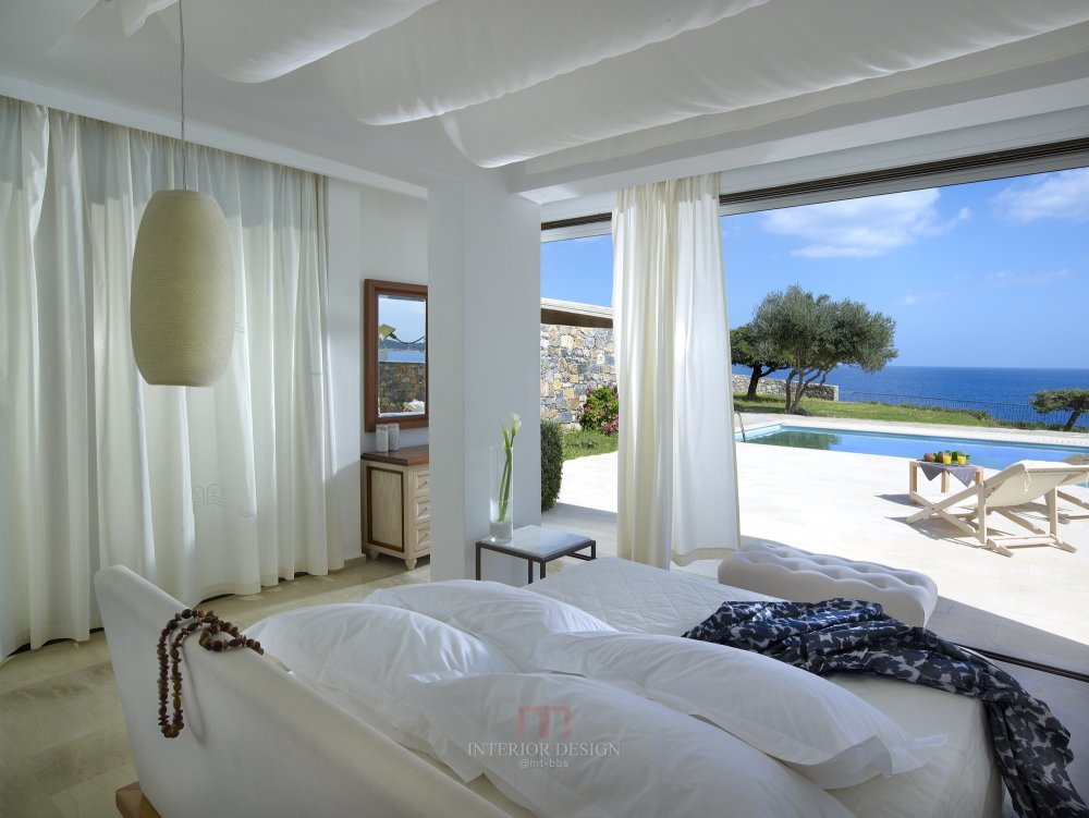 希腊圣尼古拉斯湾度假酒店 St Nicolas Bay Resort Hotel_28038687-H1-ONE OF THALASSA VILLAS MASTER BEDROOM 2.jpg