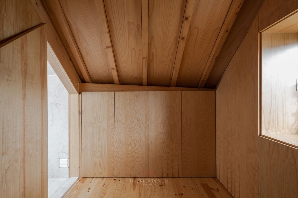 葡萄牙布拉加的三尖顶木屋改造设计_Three-Cusps-Chalet-29.jpg