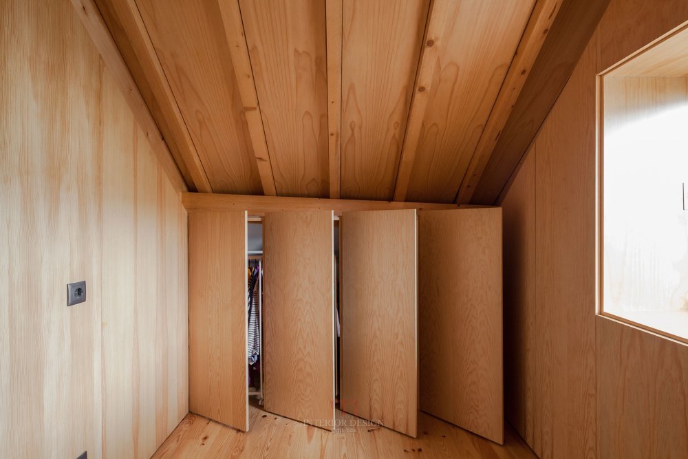 葡萄牙布拉加的三尖顶木屋改造设计_Three-Cusps-Chalet-30.jpg