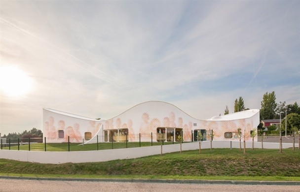 Nursery in Boulay / Paul Le Quernec Architect(幼儿园空间)__c_EOg8XJJh-ti8nS9xUxNvrvs6QfNBM2nBQcS8okEe2QBeGynDsPOzh1TndZ2URbpuYfWNDQJBuMcMB.jpg