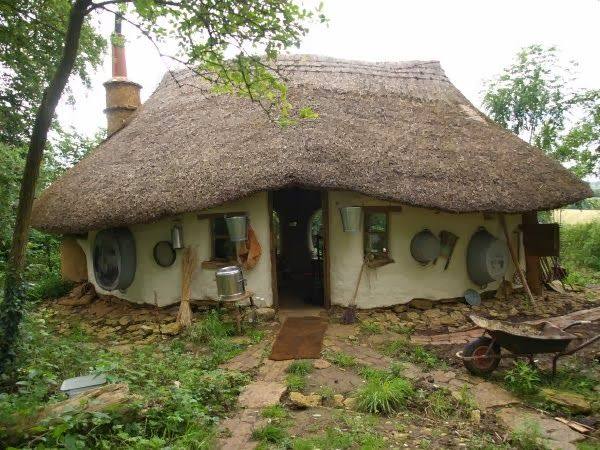 英国农民用1500元自己建的房子._cob-house.jpg