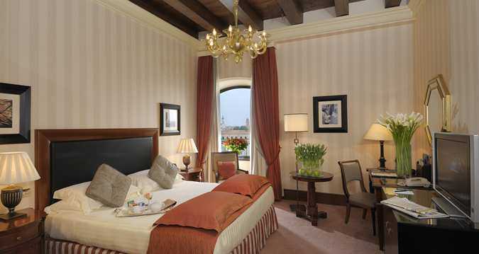 威尼斯莫利诺斯塔基希尔顿酒店(Hilton Molino Stucky Venice)_HL_kingdeluxewithview01_8_675x359_FitToBoxSmallDimension_Center.jpg