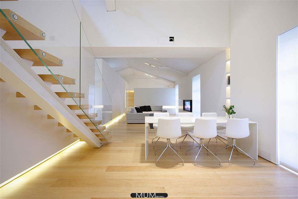 Como-Loft-Milan-Glass-Stairs-Open-Plan1.jpg