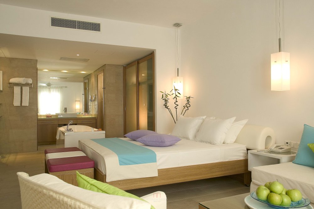 希腊岛米克诺斯岛佩塔索斯海湾度假酒店 Petasos Beach Resort_46814039-H1-Deluxe_Bedroom_.jpg