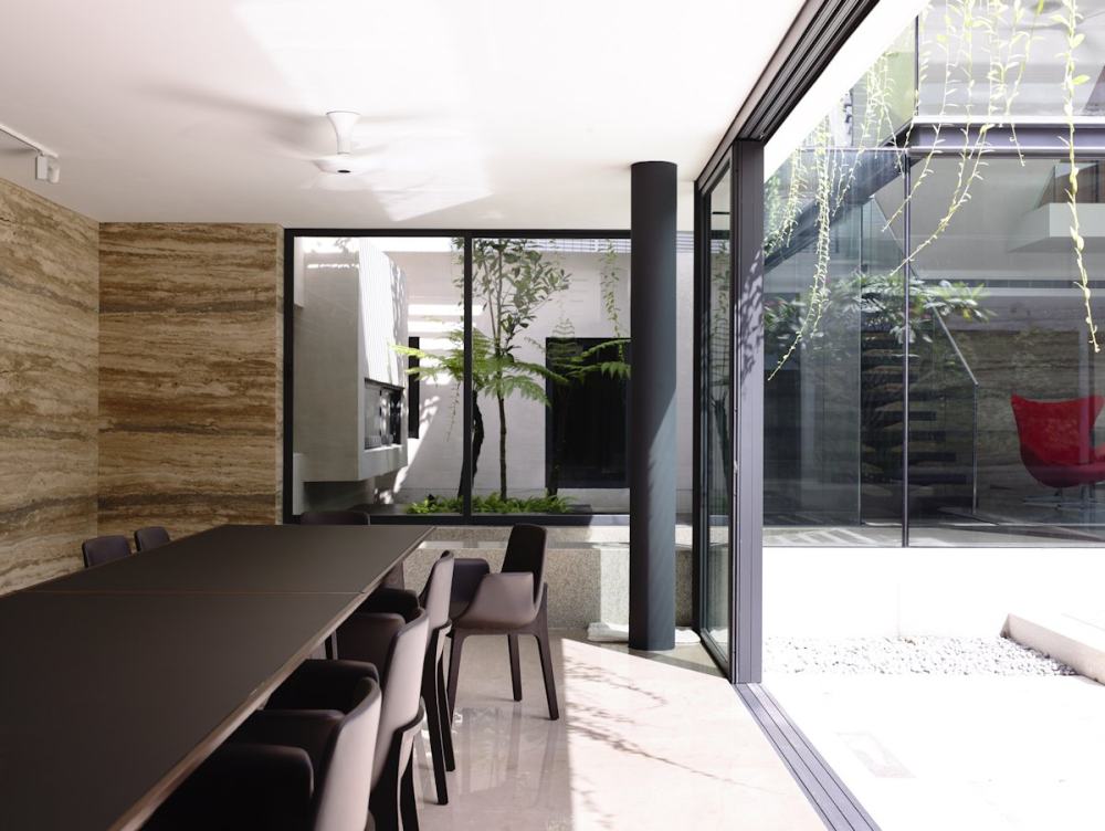 新加坡--The Andrew Road House_Dining-Room-Sliding-Doors-Family-Home-in-Singapore.jpg