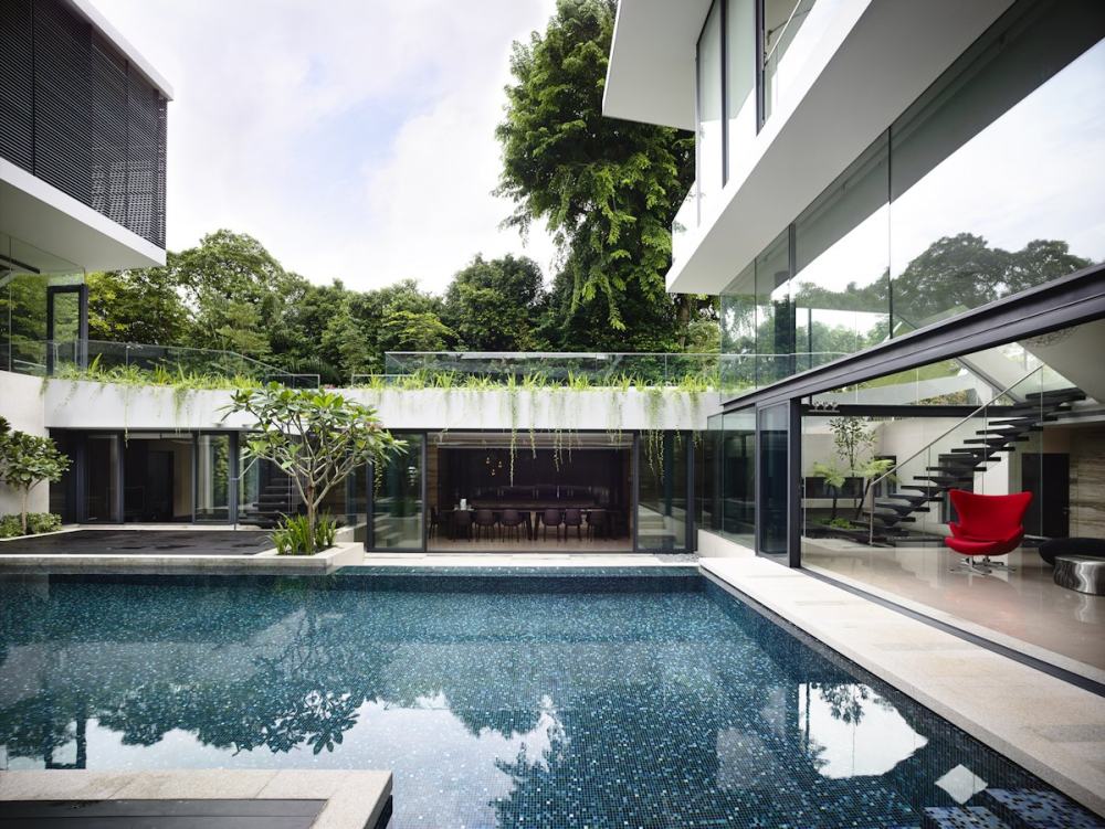 新加坡--The Andrew Road House_Outdoor-Pool-Patio-Doors-Glass-Walls-Family-Home-in-Singapore.jpg