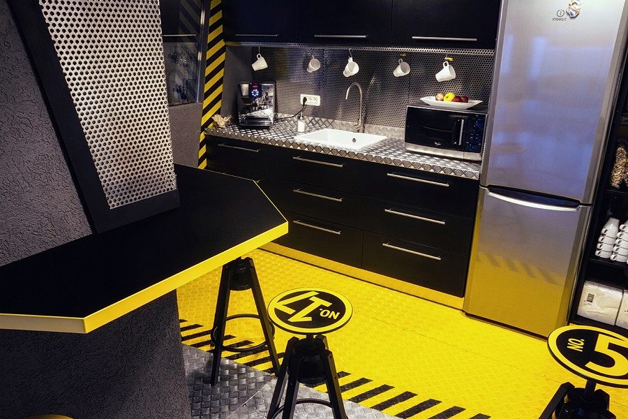 以太空飞船为主题的2o办公室_Modern-kitchen-with-spaceship-theme.jpg