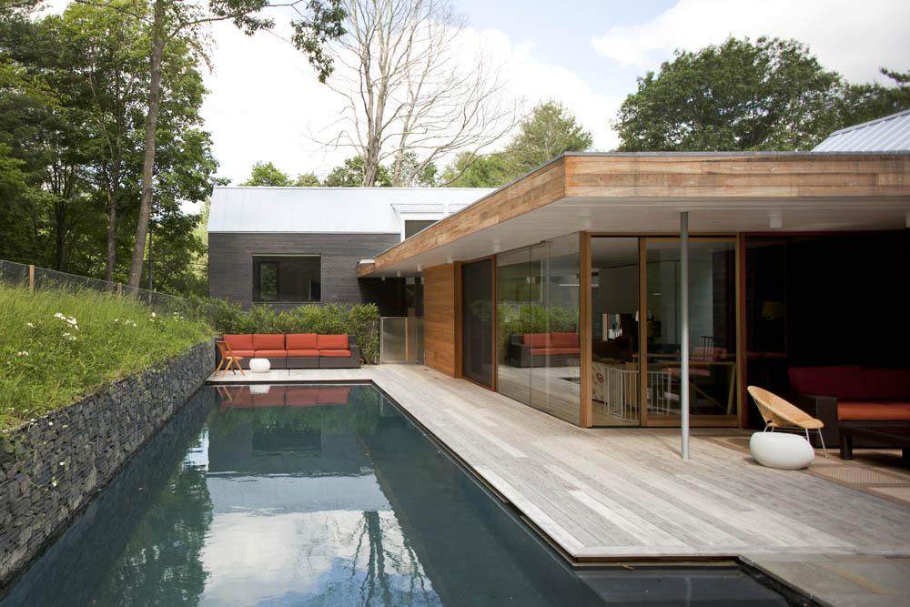 美国康涅狄格州-The Depot House_Outdoor-Pool-Wooden-Terrace-Home-in-Bantam-Connecticut.jpg