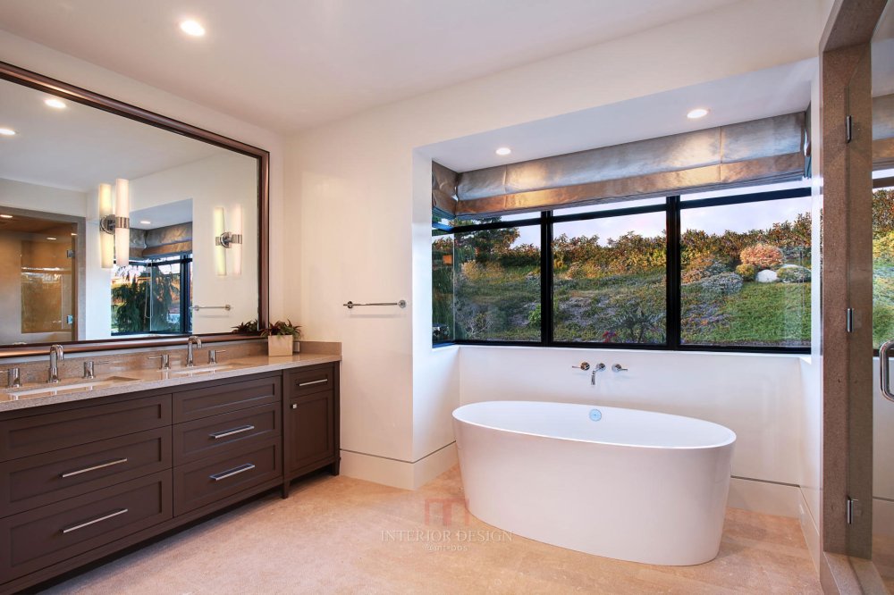 美国加利福尼亚州-Galatea_Bathroom-Mirror-Sinks-Bath-Home-in-Corona-del-Mar-California.jpg