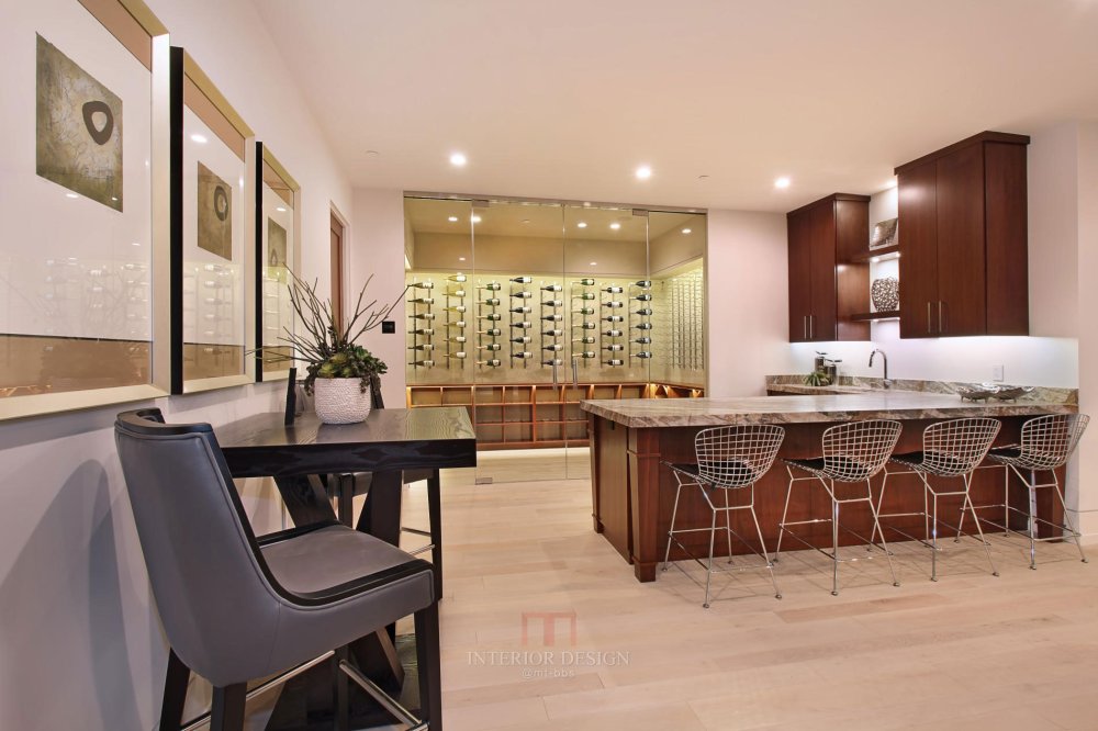 美国加利福尼亚州-Galatea_Wine-Room-Kitchen-Tables-Home-in-Corona-del-Mar-California.jpg