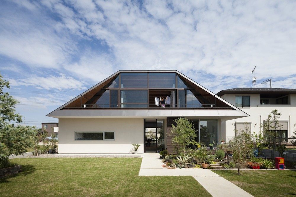 52eb1d77e8e44e2dbe00009a_house-with-a-large-hipped-roof-naoi-architecture-design.jpg