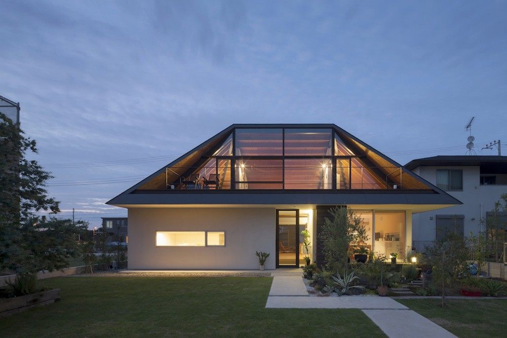 52eb1d78e8e44e981a0000a1_house-with-a-large-hipped-roof-naoi-architecture-design.jpg