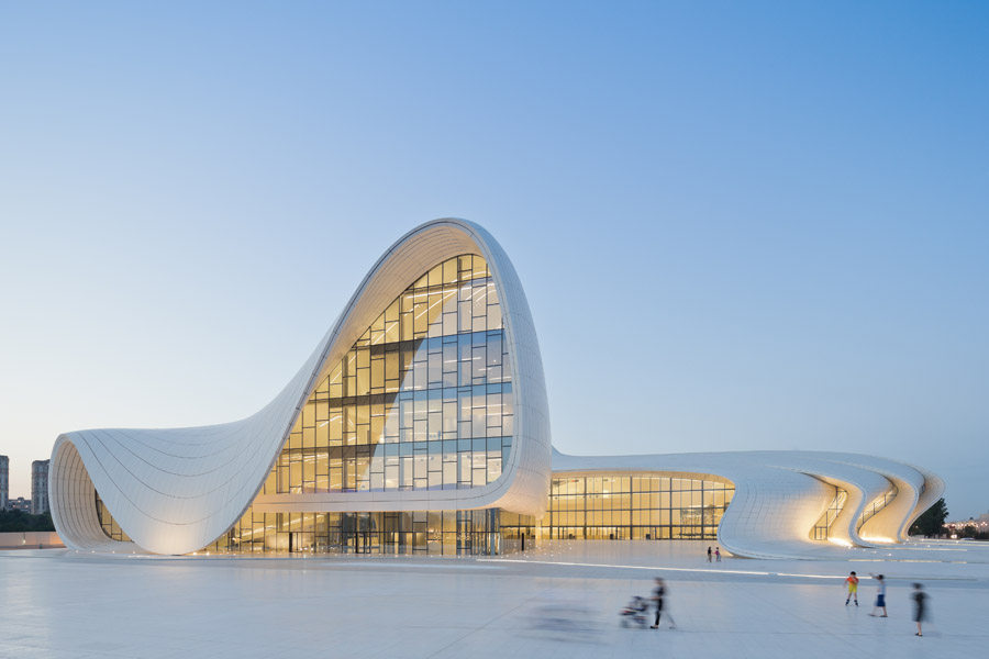 Heydar Aliyev Centre / Zaha Hadid Architects(扎哈，哈迪德)__c_BUa5FKR0tzubWirrcRKj4VySdMvXmZMxcUhwwxtovu7Kigr7UqJFh3NKaSBlrr3-3TczYbYfvIrzQ.jpg