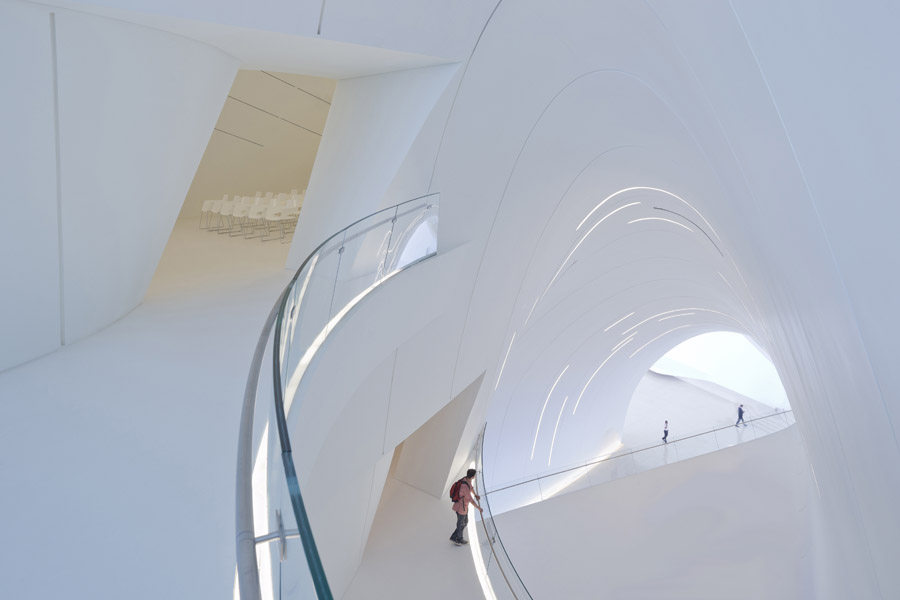 Heydar Aliyev Centre / Zaha Hadid Architects(扎哈，哈迪德)__c_Cg2og_-NZgFDuUHuVr-ecWGt7M7hlLaJEbOLE59-7CkvVTzwl1OK8jUXczYp-BpYlUjQPVcW27zSo.jpg