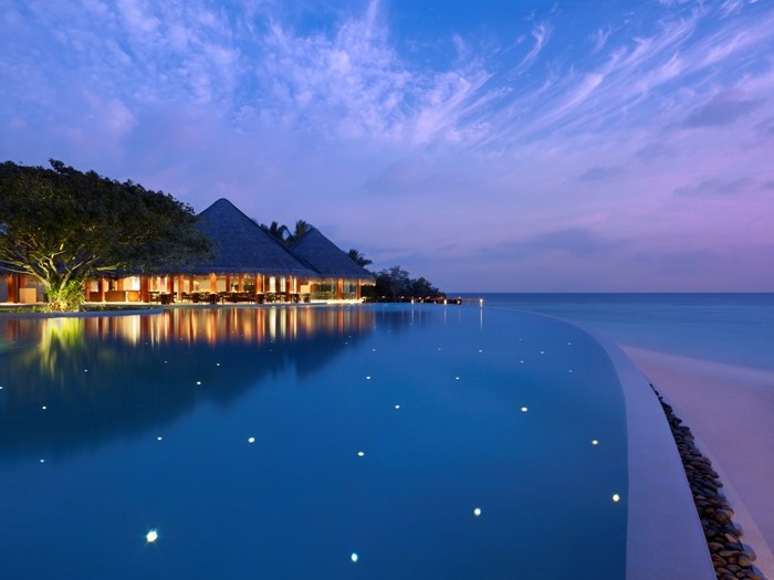 馬爾代夫杜斯特塔尼度假酒店 Dusit Thani Maldives_Main_swimming_pool_at_sunset_photoLarge.JPG