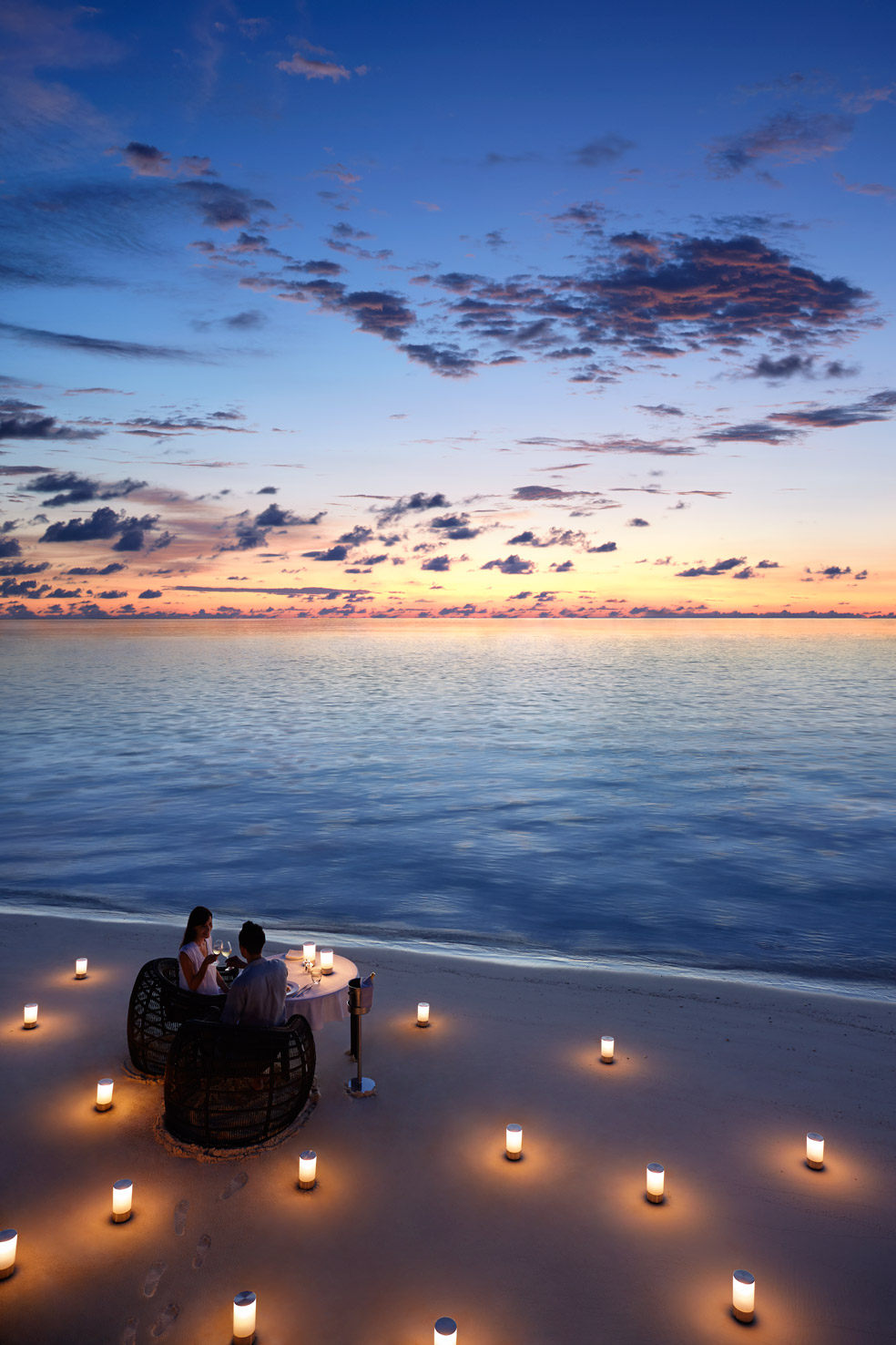 馬爾代夫杜斯特塔尼度假酒店 Dusit Thani Maldives_Dining_on_the_beach_photoLarge.JPG